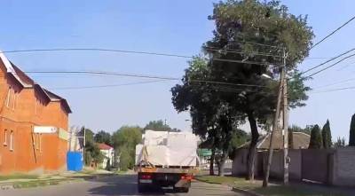 Из грузовика на ходу выпали пеноблоки: жуткий момент попал на видео в Харькове - kharkov.politeka.net - Россия - Украина - Харьков