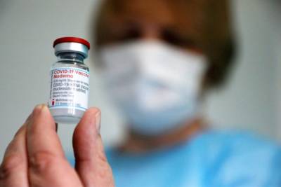 Япония остановила использование 2,6 млн доз вакцины Moderna - rupor.info - Япония - Reuters