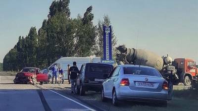 В Воронежской области водитель легковушки чудом выжил в ДТП с бетономешалкой - vestivrn.ru - Воронеж - Воронежская обл.