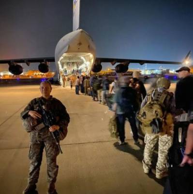Военнослужащая США, фото которой с афганским младенцем на руках облетело весь мир, погибла в аэропорту Кабула - enovosty.com - США - Афганистан - Кабул