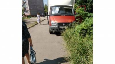 Зона торговли: водитель «Газели» занял тротуар на пр-те Строителей - penzainform.ru - Камаз