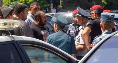 Никол Пашинян - "Они осквернили могилу вашего ребенка": родители погибшего солдата провели акцию протеста - ru.armeniasputnik.am - Армения
