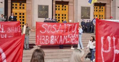 "Геть Бенч!". От КГГА требуют уволить ректора Киевской академии искусств - dsnews.ua - Украина - Киев