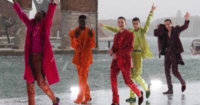 Гостей и моделей показа Dolce&Gabbana в Венеции накрыл град (фото, видео) - focus.ua - Украина - Венеция