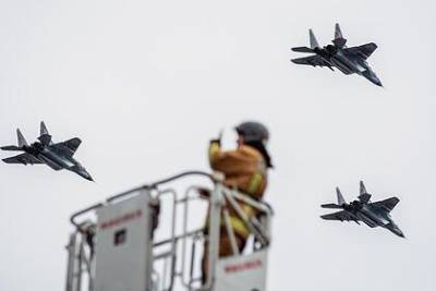 Сергей Шойгу - Минобороны решило усилить российскую армию перспективными самолетами - lenta.ru - Россия