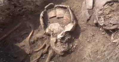 Уникальное захоронение. Археологи нашли скелеты древних людей с урнами на головах - focus.ua - Украина - Румыния