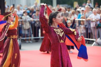 Народы России и СНГ сыграли в футбол и шахматы на Фестивале национального гостеприимства в Москве - nazaccent.ru - Москва - Россия