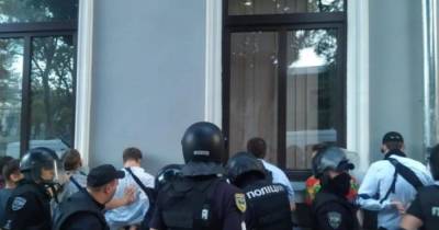 Драка с полицией на марше ЛГБТ в Одессе: суд избрал 13 подозреваемым меру пресечения - dsnews.ua - Украина - Одесса