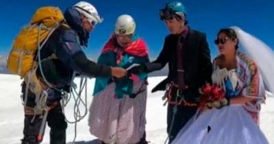 Влюбленные альпинисты устроили свадьбу на вершине горы в Андах - ren.tv - Боливия