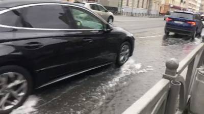В Екатеринбурге — крупная авария в центре города. Затопило улицы Вайнера и Малышева - znak.com - Екатеринбург