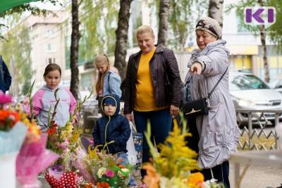 В преддверии 1 сентября сыктывкарцы штурмуют цветочные базары и магазины - komiinform.ru - Сыктывкар