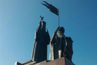 Строители повредили памятник основателям Старого Оскола - lenta.ru
