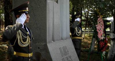 Родители Нарека Геворкяна знали о демонтаже столбов с его могилы - Минобороны - ru.armeniasputnik.am - Армения