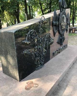 В родном городе Зеленского вандалы повредили памятники чернобыльцам и погибшим под Иловайском воинам - rupor.info - Кривой Рог - Иловайск