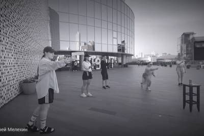 Перфоманс со стрельбой за банку «Кока-колы» устроили около Ельцин-центра - eburg.mk.ru - Екатеринбург