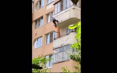 На Тернопольщине пенсионерка выпала из пятого этажа и застряла на веревках - korrespondent.net - Украина - Тернопольская обл.