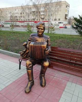 «Бездушное преступление»: в Кузбассе вандалы осквернили скульптуру героя войны - gazeta.a42.ru