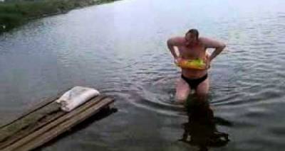 Пьяный мужик на детском надувном круге пытался переплыть Исаковское водохранилище - cxid.info - Луганск