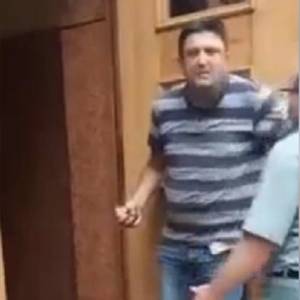 В Киеве в здание Кабинета министров ворвался мужчина и угрожает взорвать гранату. Видео - reporter-ua.com - Киев