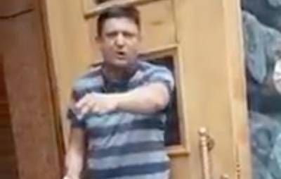 Али - «Вы за@@али все»: мужчина ворвался в Кабмин и угрожает взорвать гранату (видео) - sharij.net - Киев