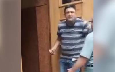 Мужчина угрожает взорвать гранату в Кабмине - korrespondent.net - Украина - Киев