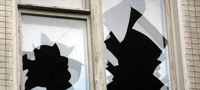 В Карелии ревнивый мужчина разбил окна в квартире экс-супруги, застав ее дома с бойфрендом - stolicaonego.ru - Кондопоги - республика Карелия