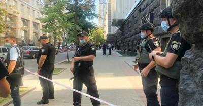 Неизвестный мужчина угрожал подорвать здание Кабмина, он задержан спецназом (ВИДЕО) - delo.ua - Украина - Киев