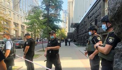 Неизвестный мужчина в здании Кабмина Украины угрожает взорвать гранату - hubs.ua - Украина - Киев