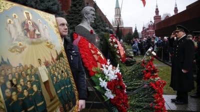 "Левада": почти половина опрошенных - за сооружение памятника Сталину - svoboda.org