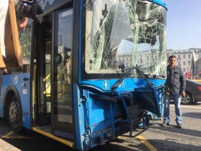 Восемь человек пострадали в результате ДТП с автобусом и грузовиком на Боровском шоссе - vm.ru - Москва