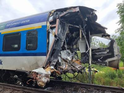 Карел Гавличек - В Чехии столкнулись два поезда. Десятки человек получили ранения (фото) - sharij.net - Чехия