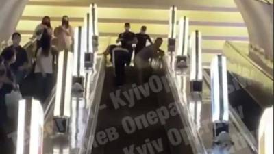 В киевском метро пассажиры устроили эпичную драку, видео: "Один бросил другого через себя" - politeka.net - Украина - Киев