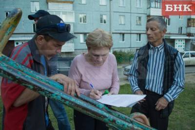 Жильцы сыктывкарского дома пожаловались на борщевик и отсутствие тротуара до школы - bnkomi.ru