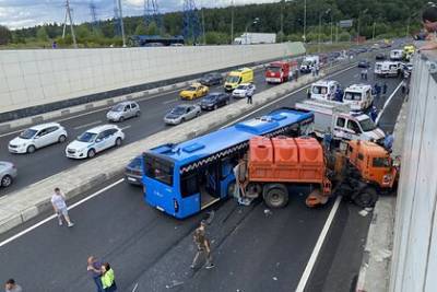 Количество пострадавших в ДТП с «КамАЗом» и автобусом в Москве увеличилось до 11 - lenta.ru - Москва