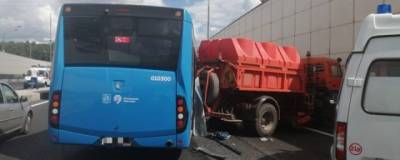Количество пострадавших в аварии с автобусом и грузовиком в Москве возросло до одиннадцати - runews24.ru - Москва