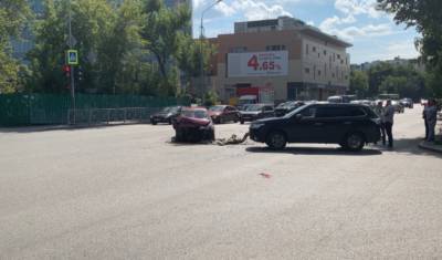 Легковушка протаранила внедорожник на Республики в центре Тюмени - nashgorod.ru - Тюмень