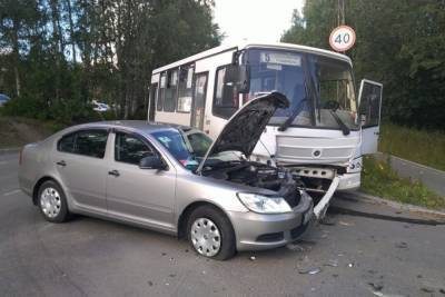 В Петрозаводске столкнулись пассажирский автобус и иномарка, есть пострадавшие - karel.mk.ru - Петрозаводск - республика Карелия