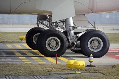 Самолет Ан-12М совершил вынужденную посадку в аэропорту Перми из-за отказа двигателя - argumenti.ru - Москва - Симферополь - Пермь - Уральск - Нижневартовск - Иваново