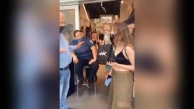 Видео: девушке в топе с открытым животом не позволили войти в "Дизенгоф-центр" - vesty.co.il - Израиль - Тель-Авив