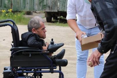 Александр Осипов - Забайкальцу подарили инвалидную коляску после обращения на Прямую линию к Путину - chita.ru - Россия