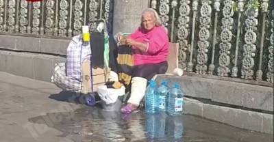 Женщина устроила стирку возле киевского вокзала, видео: мыло у пешеходов под ногами - politeka.net - Украина - Киев - Київ