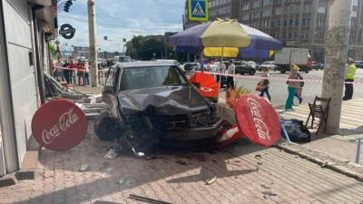 Автомобиль сбил несколько человек на рынке в Калининграде - vesti.ru - Калининград