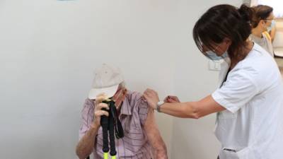 Тедрос Адханом Гебрейесус - ВОЗ призывает приостановить прививку третьей дозой - vesty.co.il - Израиль