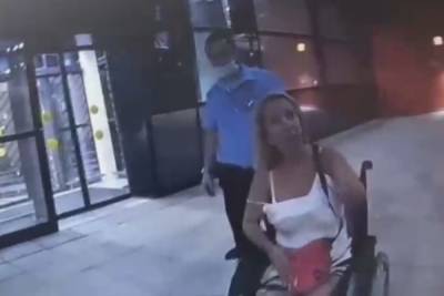 Появилось видео драки курящей авиапассажирки с полицейскими: Тварь! Гадина! - mk.ru - Москва