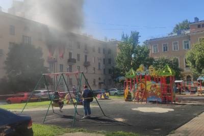 Питер Онлайн - Полыхающий пожар на проспекте Стачек не помешал петербурженке насладиться прогулкой с детьми - spb.mk.ru - Петербурга