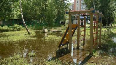 Во дворе на Медицинской разлилось болото - penzainform.ru