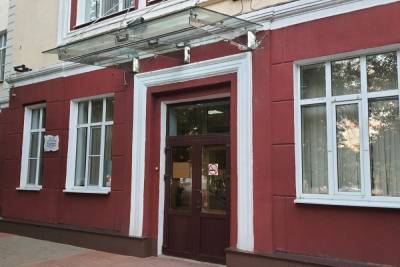 В Курске на здании педагогического колледжа появился новый стеклянный козырек - chr.mk.ru - Курская обл. - Курск