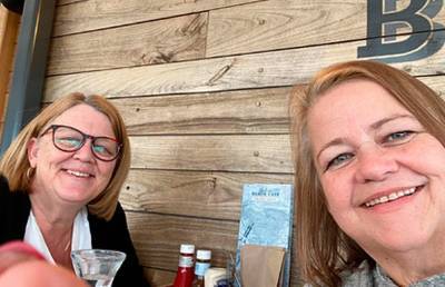Кейт Браун - Искавшая много лет потерянную сестру женщина оказалась ее соседкой - ont.by - Англия - Белоруссия