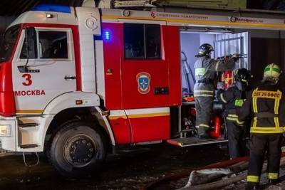 Пожар произошел в частном доме на западе Москвы - vm.ru - Москва - окр. Западный