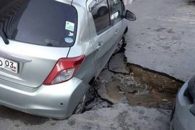 В Улан-Удэ из-за прорыва трубы провалился асфальт вместе с машинами - ulan.mk.ru - Новосибирск - Улан-Удэ - респ.Бурятия
